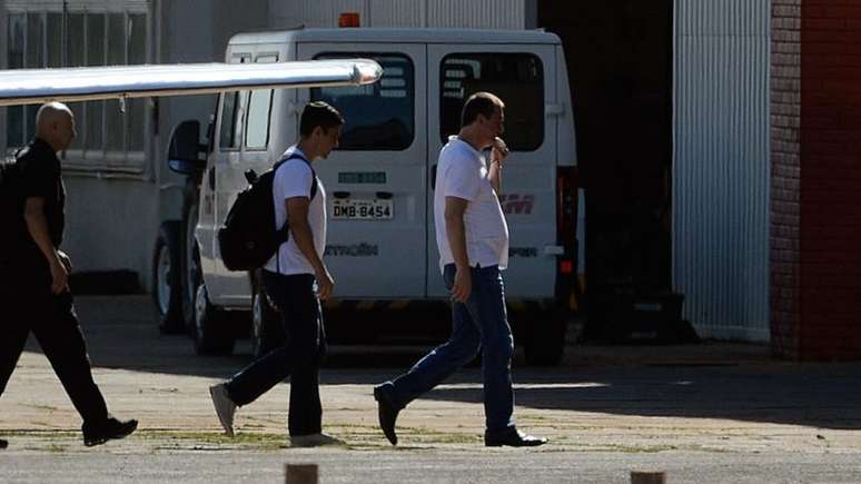 Joesley Batista (à frente) chega a Brasília nesta segunda-feira, onde ficará preso | foto: Valter Campanato/Agência Brasil 