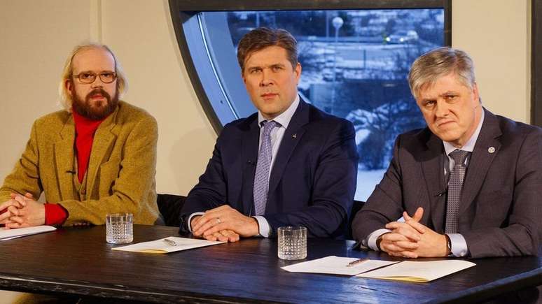 Ottar Proppe, líder do partido Futuro Brilhante, o primeiro-ministro Bjarni Benediktsson, do Partido da Independência, e Benedukt Johanesson, do partido Regeneração