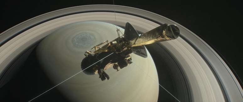 Sonda Cassini em voo sobre o polo norte de Saturno