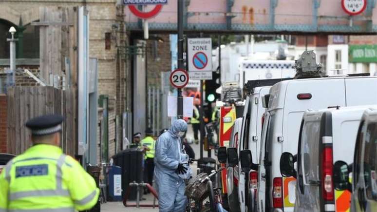 Policial e perito anti-bomba trabalhando em uma rua de Londres