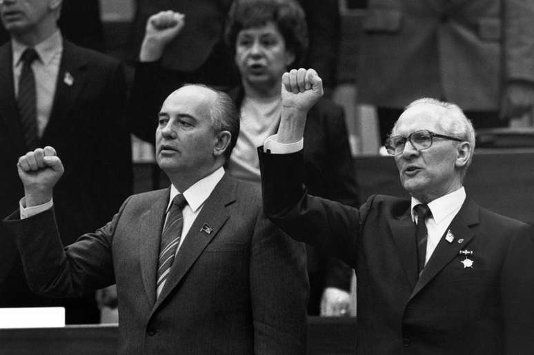 Mikhail Gorbachev e o líder da Alemanha Oriental Erich Honecker cantam a Internacional Comunista em Berlim, em 1986