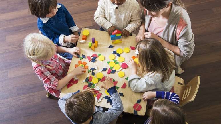 Crianças brincando com blocos em sala de aula