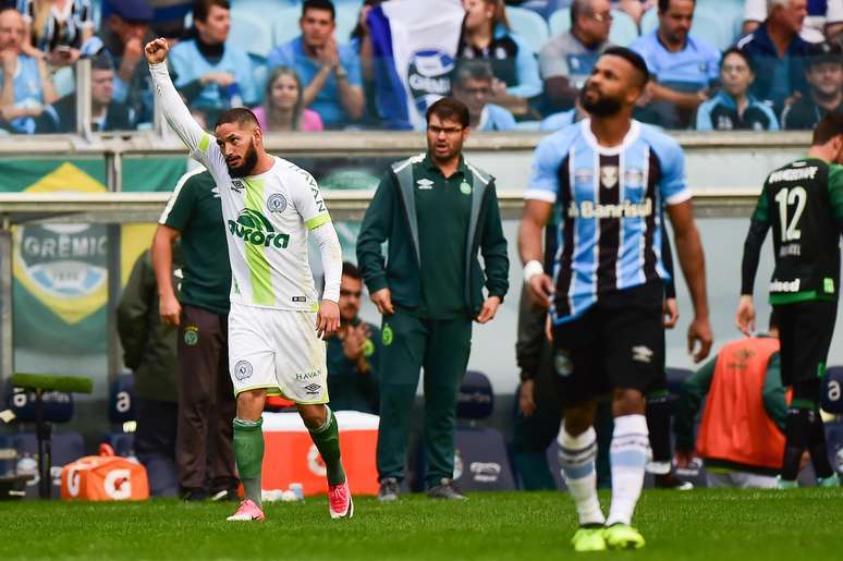 Arthur Caike comemora o gol que deu a vitória à Chapecoense, na Arena do Grêmio.