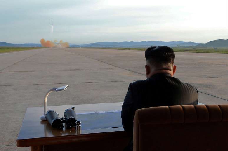 Líder norte-coreano, Kim Jong Un, observa lançamento do míssil Hwasong-12 em foto sem data divulgada pela  KCNA 
16/9/2017  KCNA via REUTERS 