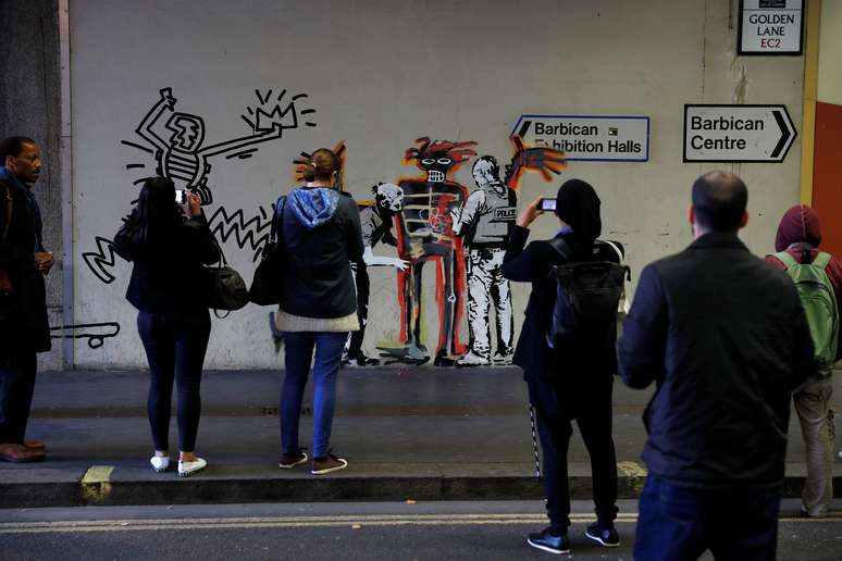 Pessoas observam mural do artista Banksy, perto do Barbican Centre, em Londres 18/09/2017 REUTERS/Peter Nicholls