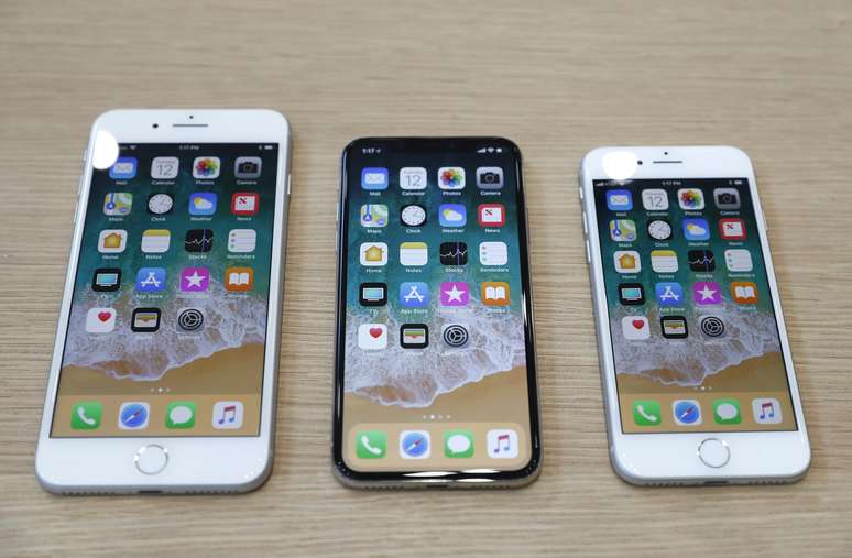 No centro, iPhone X que n&atilde;o tem bot&atilde;o para reconhecimento de digital
12/09/2017 REUTERS/Stephen Lam