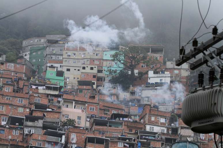 Traficantes soltam fogos de artifício em resposta a operação da Polícia Militar e Civil na comunidade da Rocinha, na Zona Sul do Rio de Janeiro (RJ), na manhã desta segunda-feira (18)