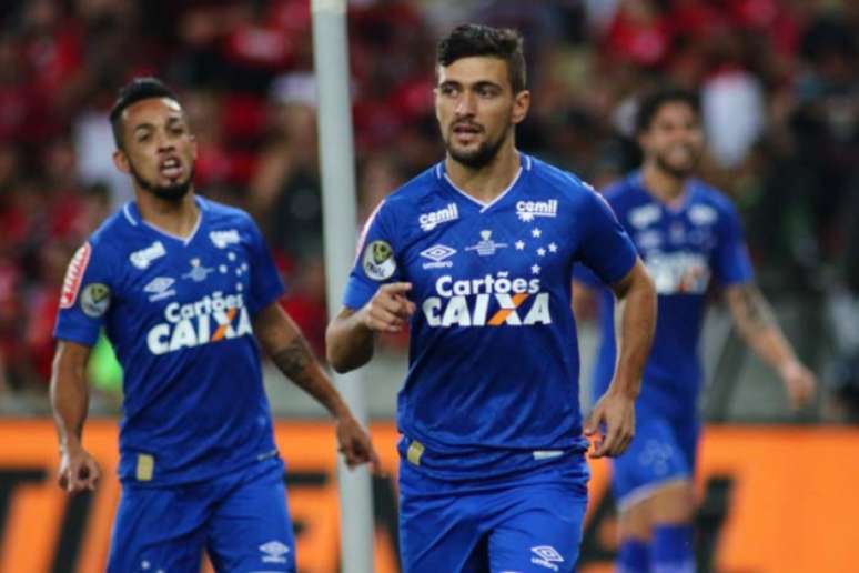 Arrascaeta vem sendo opção no banco de reservas do Cruzeiro porque ainda precisa de cuidados (Foto: Pedro Vale/eleven/Lancepress!)