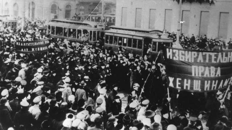 Em meio à lista de demandas que levaram a revolução russa em 1917, estava o sufrágio das mulheres - aqui elas marcham com uma bandeira escrito: "direito de voto para as mulheres" 