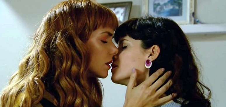 Jazmín (Julieta Calvo) e Flor (Violeta Urtizberea) em cena da novela ‘Las Estrellas’: discussão sobre homoafetividade no horário nobre