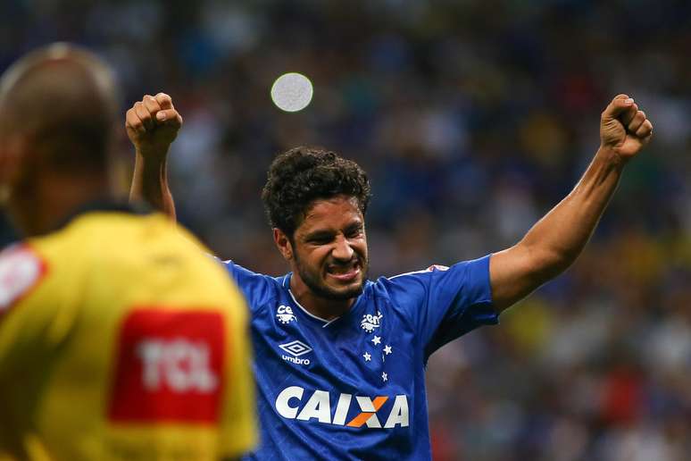 Léo comemora o gol que marcou e que acabou garantindo a vitória do Cruzeiro sobre o Bahia, em Belo Horizonte.