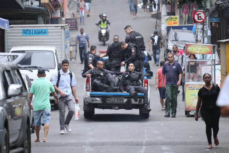 Polícia Militar e Civil fazem uma grande operação na comunidade da Rocinha, na zona sul do Rio de Janeiro (RJ), na manhã desta segunda-feira (18), após cerca de 60 criminosos invadirem a comunidade numa tentativa de retomar territórios usados para a venda de drogas.