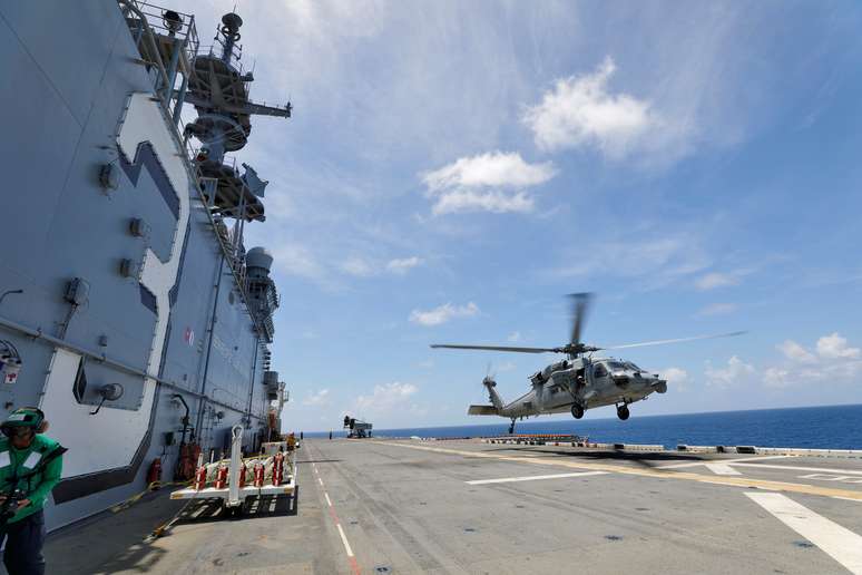 Processo de retirada conduzido pelas forças armadas dos EUA, em preparação para passagem do furacão Maria pelas Ilhas Virgens, no Mar do Caribe  18/09/2017 REUTERS/Jonathan Drake