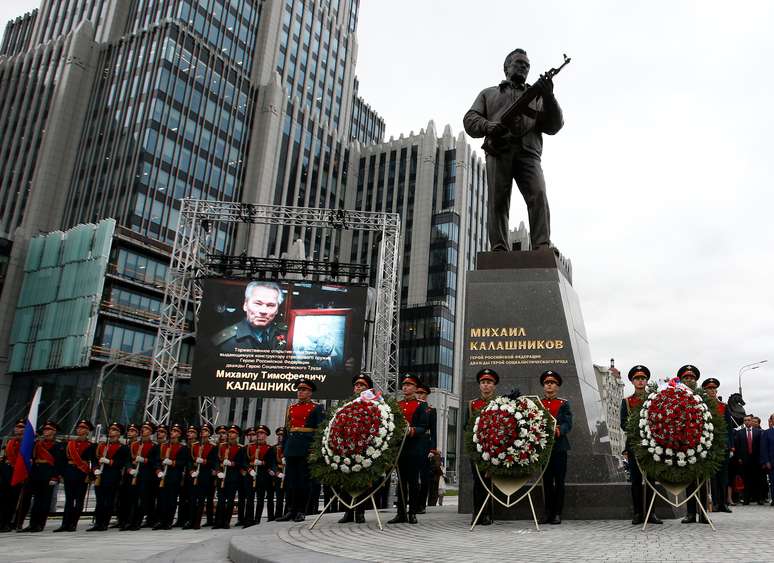 Monumento a Kalashnikov, em Moscou
 19/9/2017 REUTERS/Sergei Karpukhin 