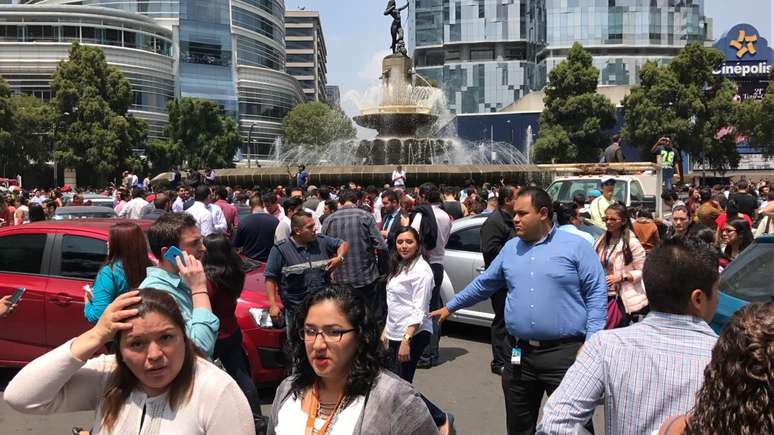 Pessoas reagem após terremoto que atingiu a Cidade do México, no México
19/09/2017
REUTERS/Carlos Jasso