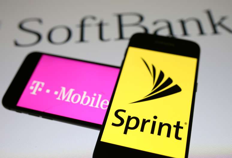 Celulares com logos das operadoras T-Mobile e Sprint diante de logo do SolftBank
19/09/2017 REUTERS/Dado Ruvic/Illustrations