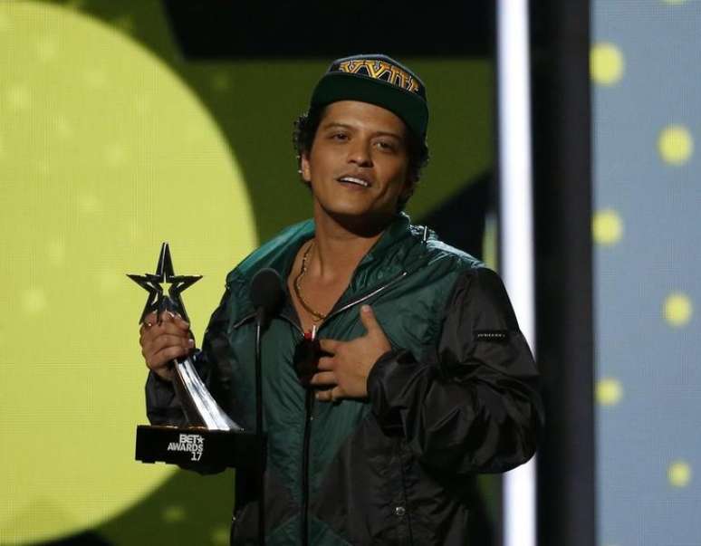 Bruno Mars aceita prêmio de Melhor Artista Masculino de R&B/Pop em cerimônia do BET Awards em Los Angeles, EUA 
25/6/2017 REUTERS/Mario Anzuoni