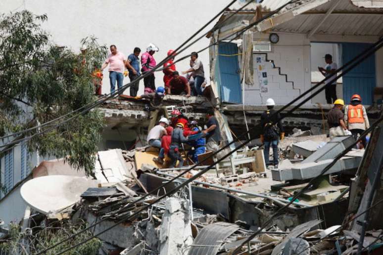 Pessoas ajudam vítima de terremoto na Cidade do México
 19/9/2017    REUTERS/Carlos Jasso