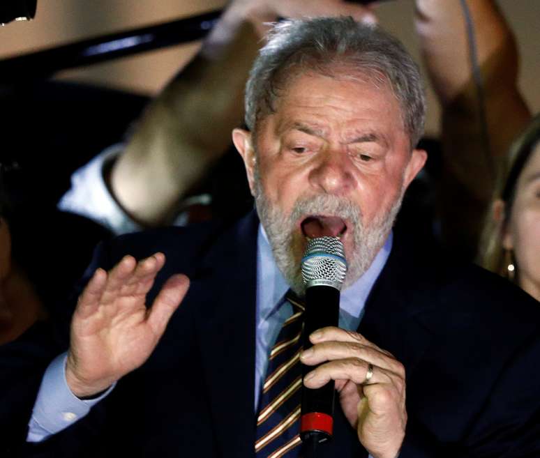 Ex-presidente Luiz Inácio Lula da Silva discursa em Curitiba
