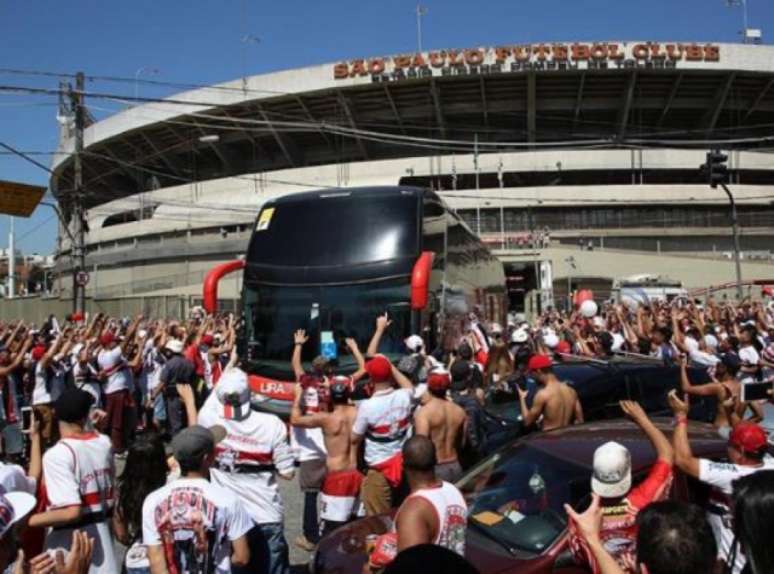 Torcida do São Paulo segue apoiando o time na luta contra o rebaixamento