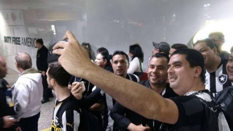 O técnico Jair Ventura foi um dos mais assediados pelos torcedores botafoguenses (Foto: Felippe Rocha)