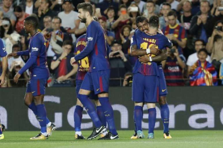 Paulinho e Messi se acertam em campo e comandam goleada (Foto: PAU BARRENA / AFP)