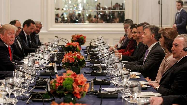 À mesa com Trump e com o presidente colombiano Juan Manuel Santos,Temer endossou a postura norte-americana de oposião ao regime de Nicolás Maduro, na Venezuela. Crédito: Agência Brasil 