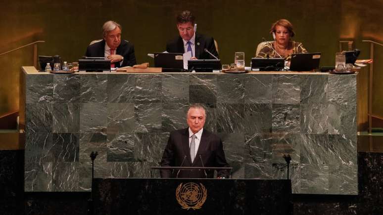 O presidente Michel Temer discursa em um púlpito com o logo das Nações Unidas