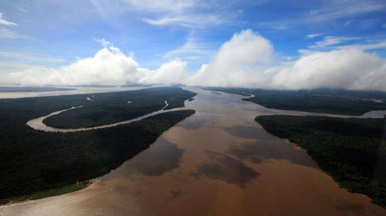 Imagem aérea de um rio e uma área de floresta na amazônia