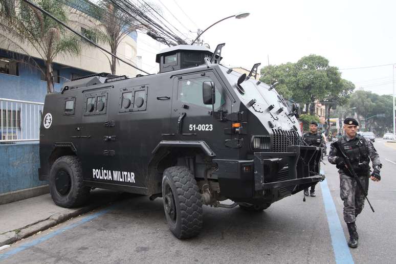 Batalhão de Choque faz operação no Morro do São Carlos, no Estácio, no Rio de Janeiro (RJ), na manhã desta terça-feira (19). O local foi ponto de partida dos traficantes de invadiram a comunidade da Rocinha na zona sul no último domingo.