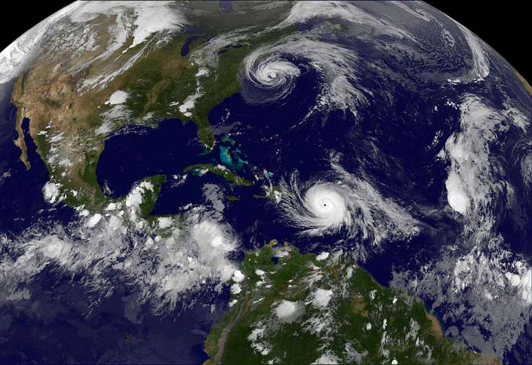 Imagem de satélite de furacão Maria e furacão José no Oceano Atlântico 19/09/2017 Cortesia NASA/Projeto NOAA GOES/Divulgação via REUTERS 