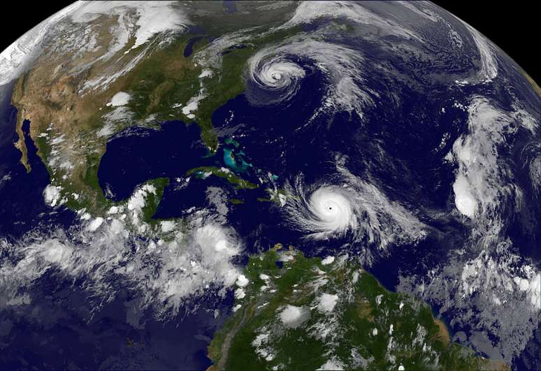 Imagem de sat&eacute;lite de furac&atilde;o Maria e furac&atilde;o Jos&eacute; no Oceano Atl&acirc;ntico 19/09/2017 Cortesia NASA/Projeto NOAA GOES/Divulga&ccedil;&atilde;o via REUTERS