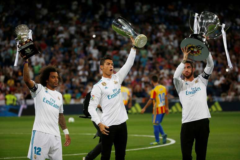 Jogadores do Real Madrid posam com trof&eacute;u antes de jogo no Campeonato Espanhol
 27/8/2017   REUTERS/Javier Barbancho