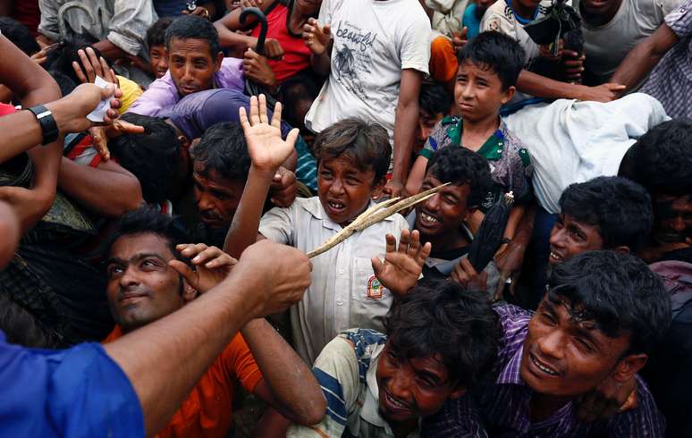 Voluntário tenta controlar refugiados rohingyas em Cox's Bazar, Bangladesh 
  20/9/2017    REUTERS/Danish Siddiqui