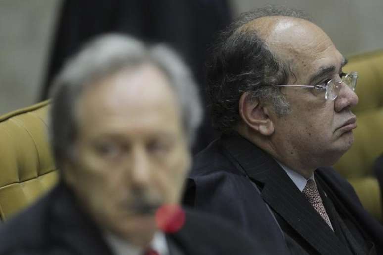 Os ministros Ricardo Lewandowski (à esquerda) e Gilmar Mendes (à direita) durante julgamento no Supremo Tribunal Federal, em Brasília
17/10/2012
REUTERS/Ueslei Marcelino 