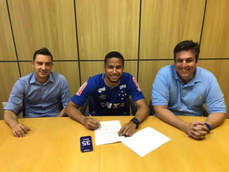 O vice de futebol do Cruzeiro, Bruno Vicintin publicou em seu Twitter o momento da renovação contratual (Foto: Reprodução Twitter)