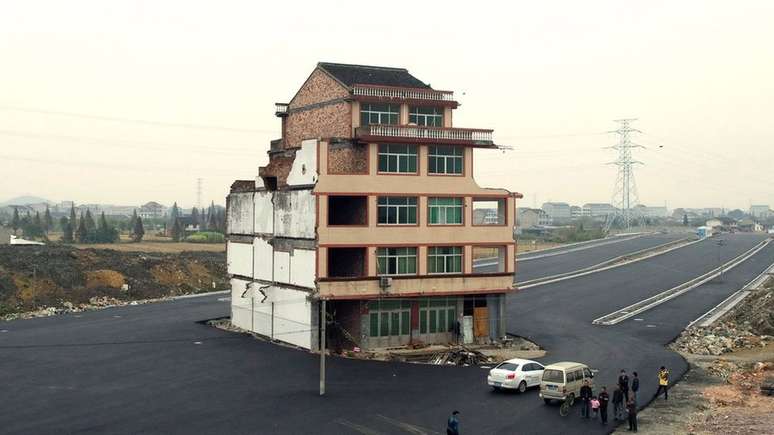 'Casa prego' no meio de rodovia em Wenling, na província de Zhejiang, no leste da China