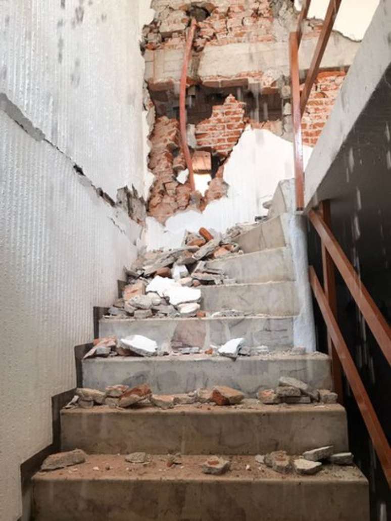 Testemunhas dizem que o tremor foi tão forte que era praticamente impossível descer as escadas (Foto: Guillermo Rentería) 