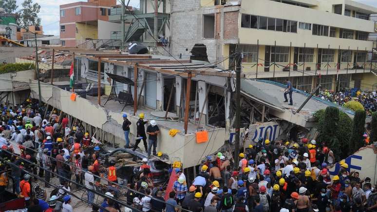 Mais de 32 crianças e 5 adultos morreram no colapso da escola Enrique Rebsamen, na Cidade do México 