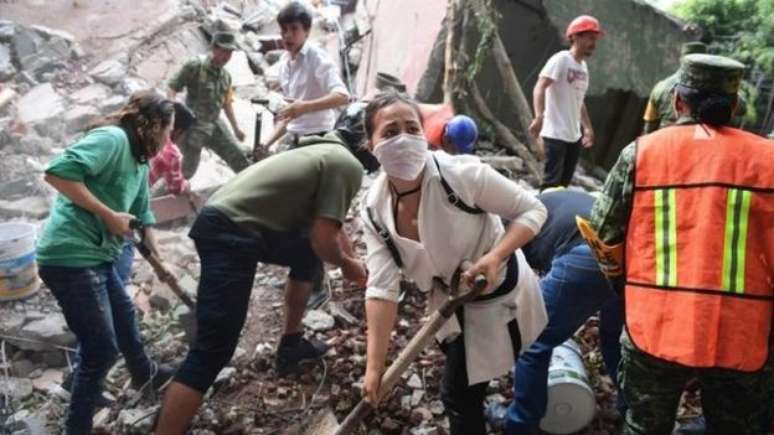 Pessoas ajudando na Cidade do México
