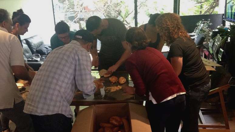 Grupo se mobilizou para fazer sanduíches para alimentar voluntários | Foto: Arquivo Pessoal 
