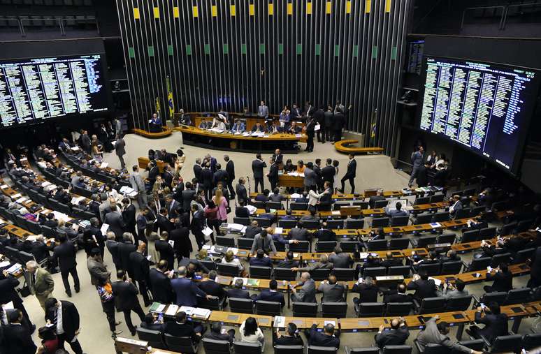 Câmara rejeita distritão e mantém sistema proporcional para eleição de deputados