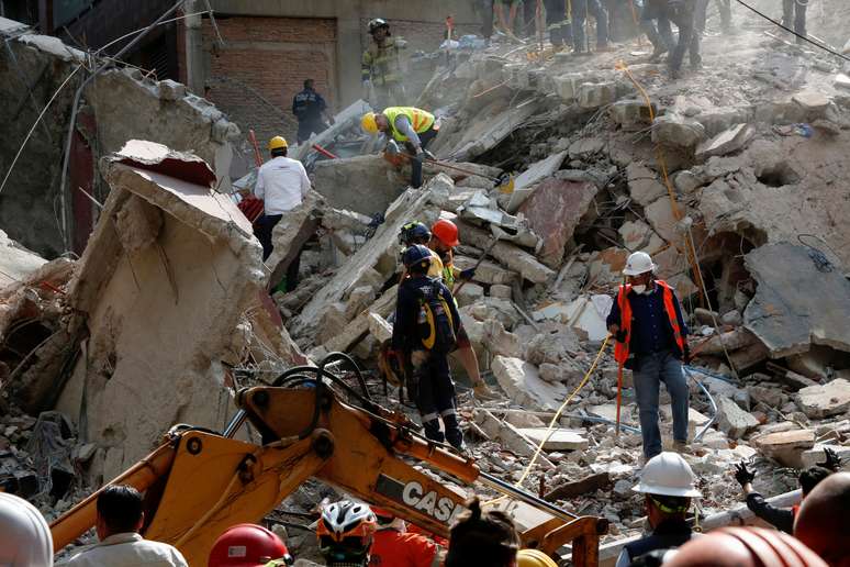 Equipes de resgate trabalham nas buscas por sobreviventes em prédio que desabou na cidade do México após terremoto