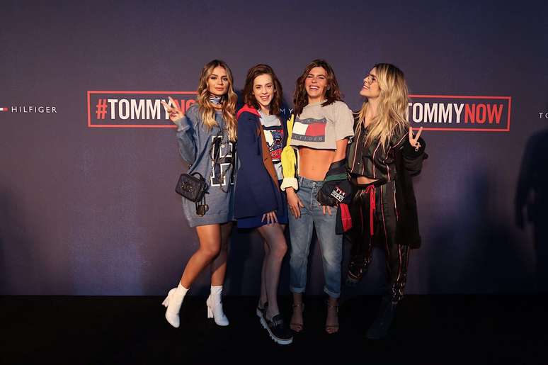 Thássia Naves, Sophia Abrahão, Mariana Goldfarb e Julia Faria no desfile em Londres