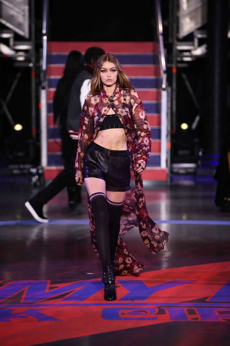 Gigi Hadid no desfile de Tommy Hilfiger em Londres