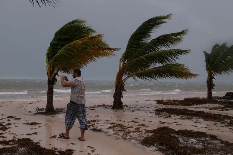 Homem fotografa ondas antes da chegada do furacão Maria em Punta Cana, na República Dominicana  20/09/2017 REUTERS/Ricardo Rojas