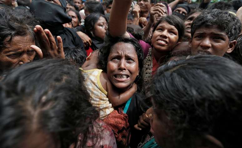 Mulher reage enquanto refugiados rohingya recebem ajuda humanitária em Cox's Bazar, Bangladesh 21/09/2017 REUTERS/Cathal McNaughton