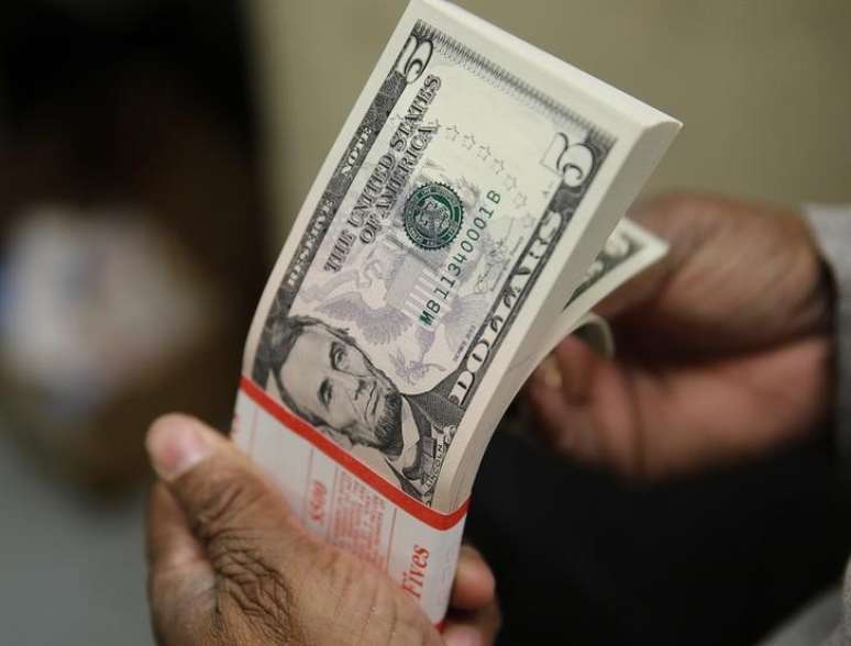Notas de dólares dos Estados Unidos
26/03/2015
REUTERS/Gary Cameron/File Photo