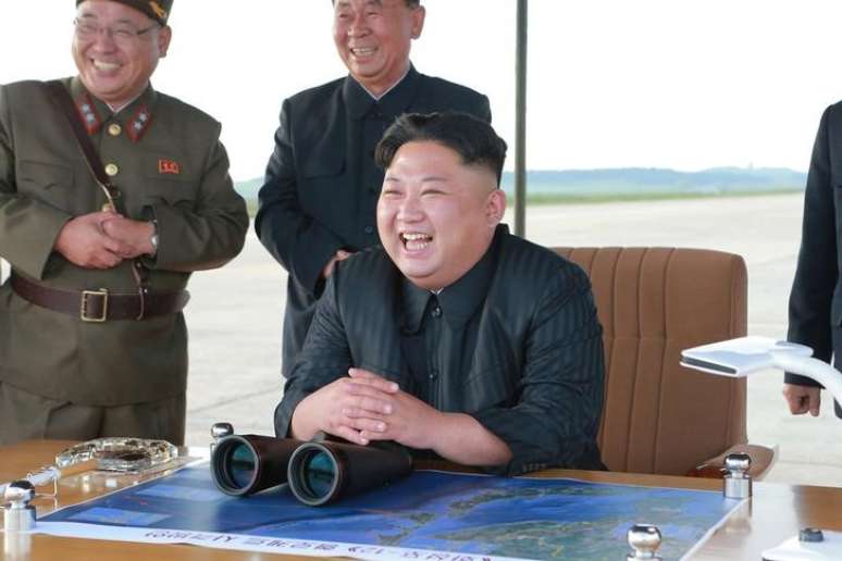 Líder norte-coreano Kim Jong Un comanda lançamento de míssil Hwasong-12 
 16/9/2017    KCNA via REUTERS