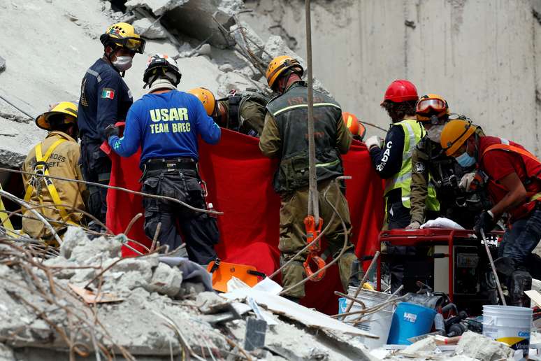 Socorristas retiram corpo de prédio destruído por terremoto na Cidade do México
 21/9/2017    REUTERS/Carlos Jasso